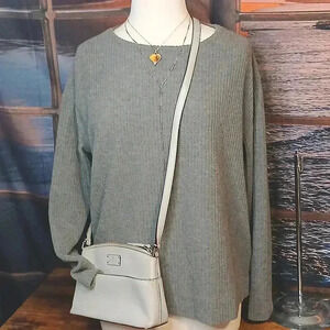 5/$25 SPLENDID GREY SUPER SOFT SWEATER SIZE MEDIUM